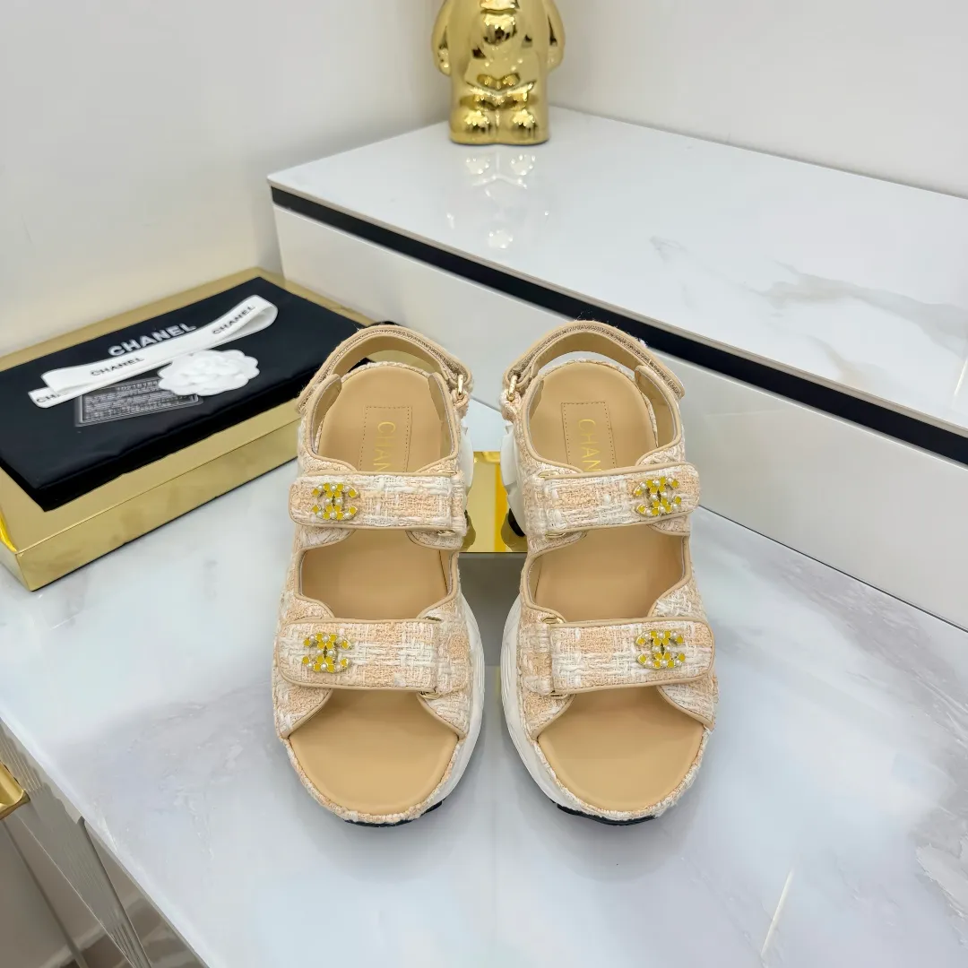👟👟Ex-factory price 640👟👟 Top version... Chanel｜Chanel Xiaoxiang Velcro Beach Slippers Slippers Casual Beach Shoes 25ss Spring and Summer New Style! Beach shoes are a hit all over the internet! The latest model from the counter, I am still willing to buy it on my feet. It must be ranked among the most popular models. It is invincible in all seasons. Various bloggers and Internet celebrities can see the matching styles. Highly recommended. Pearlescent sheepskin upper, sheepskin lining, suede for feet. Original open-molded TPU outsole size: 35-40 (customized for 40 and 41). Full set of original packaging 👉 👉 👉
